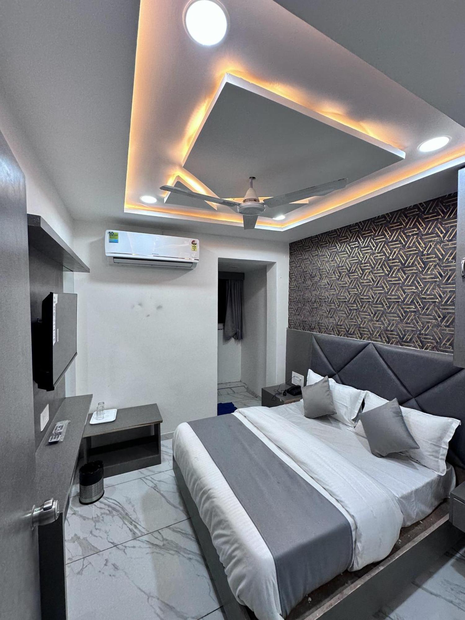 Hotel The Pacific Ahmedabad Airport Luaran gambar