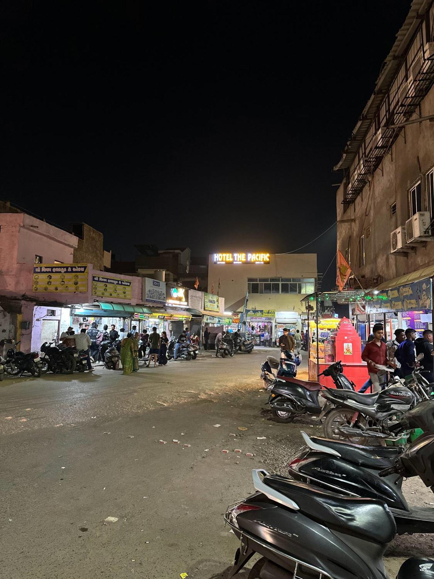 Hotel The Pacific Ahmedabad Airport Luaran gambar