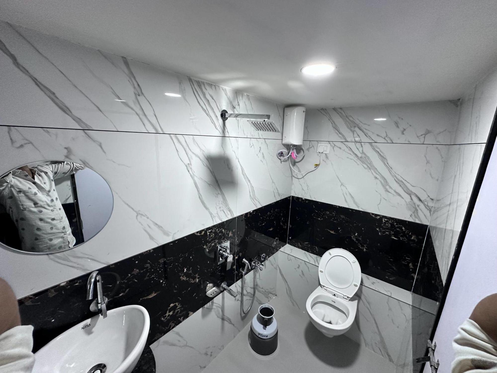 Hotel The Pacific Ahmedabad Airport Luaran gambar