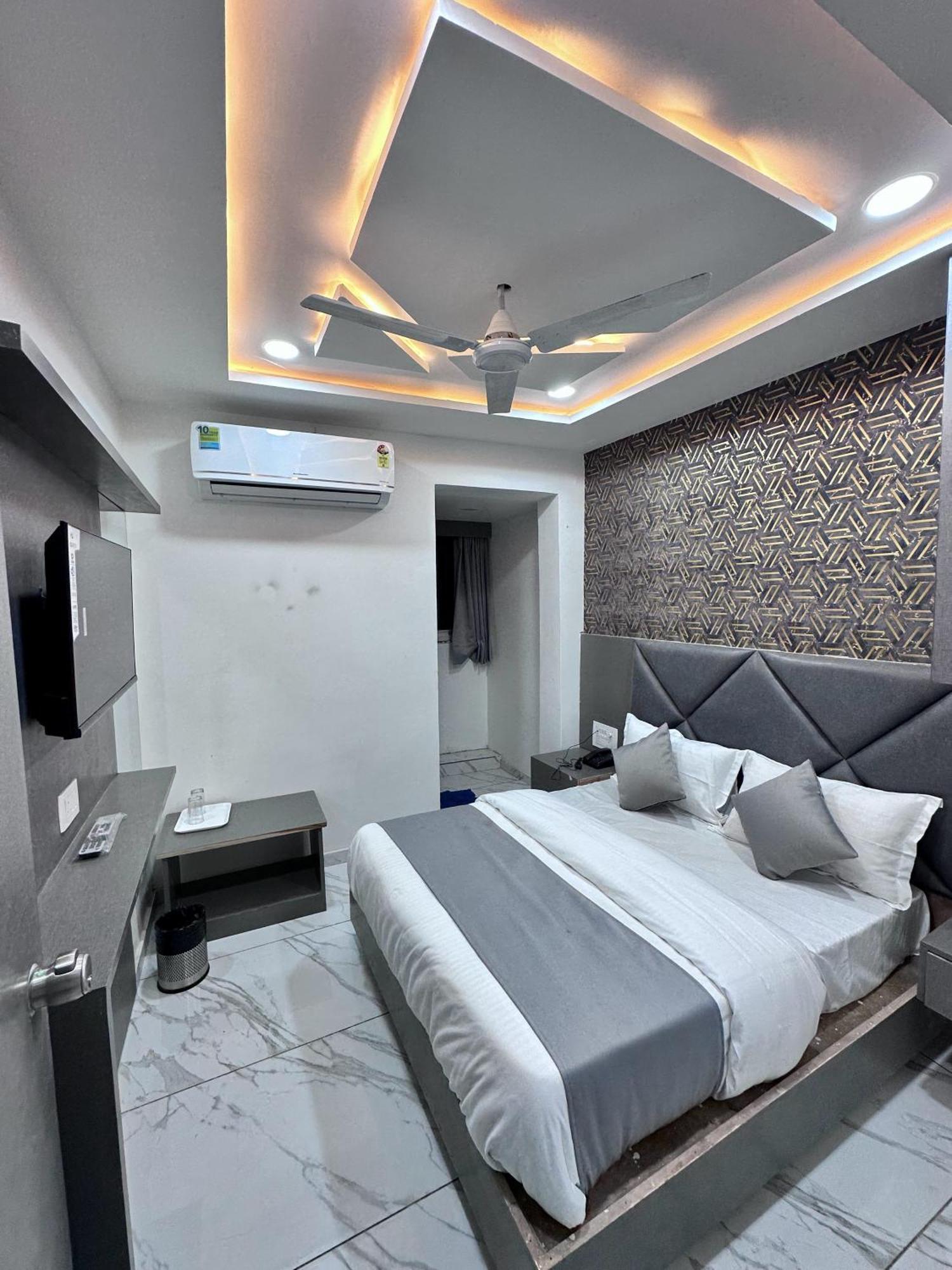 Hotel The Pacific Ahmedabad Airport Luaran gambar
